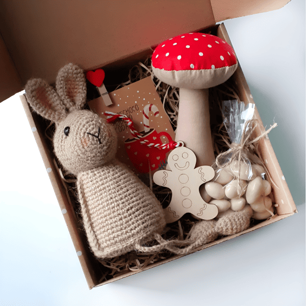 Вязаный кролик с мухомором